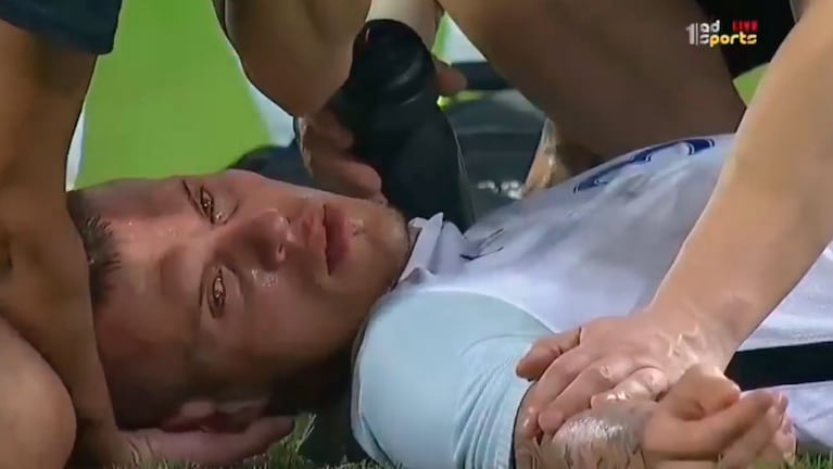 Škrtel quedó inconsciente sobre el césped.