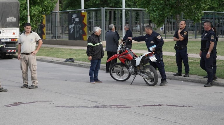 Sobre el pavimento quedó un charco de sangre. Fotos: Puntal.
