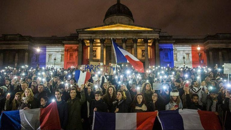 Sobrevivientes, familiares y amigos recuerdan a las víctimas del ataque terrorista en París.
