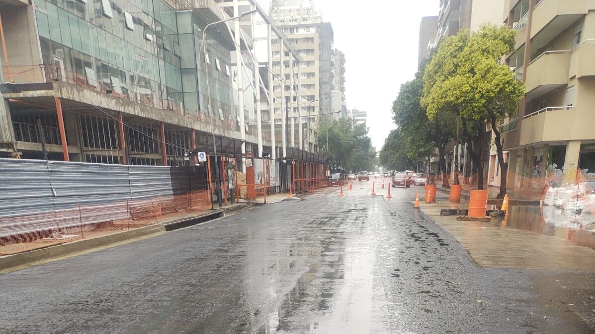 Socavón en avenida Vélez Sarsfield