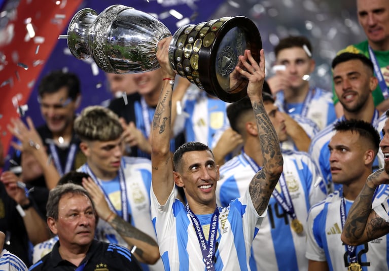 Soccer Football - Copa America 2024 - Final - Argentina v Colombia - Hard Rock Stadium, Miami, Florida, United States - July 15, 2024 Argentina's Angel Di Maria lifts the trophy as he celebrates with teammates after winning Copa America 2024 REUTERS/Agustin Marcarian