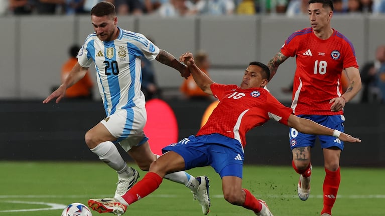 Soccer Football - Copa America 2024 - Group B - Chile v Argentina - MetLife Stadium, East Rutherford, New Jersey, United States - June 25, 2024  Chile's Alexis Sanchez in action with Argentina's Marcos Acuna REUTERS/Agustin Marcarian