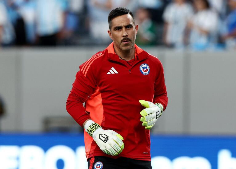 Soccer Football - Copa America 2024 - Group B - Chile v Argentina - MetLife Stadium, East Rutherford, New Jersey, United States - June 25, 2024  Chile's Claudio Bravo during the warm up before the match REUTERS/Agustin Marcarian