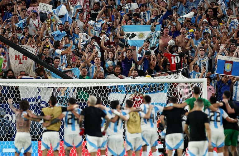 Soccer Football - Copa America 2024 - Semi Final - Argentina v Canada - MetLife Stadium, East Rutherford, New Jersey, United States - July 9, 2024 Argentina players celebrate after the match with fans REUTERS/Agustin Marcarian