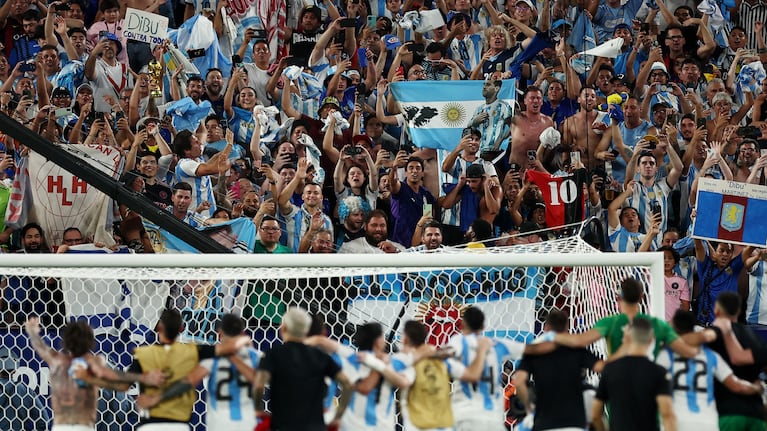 Soccer Football - Copa America 2024 - Semi Final - Argentina v Canada - MetLife Stadium, East Rutherford, New Jersey, United States - July 9, 2024 Argentina players celebrate after the match with fans REUTERS/Agustin Marcarian