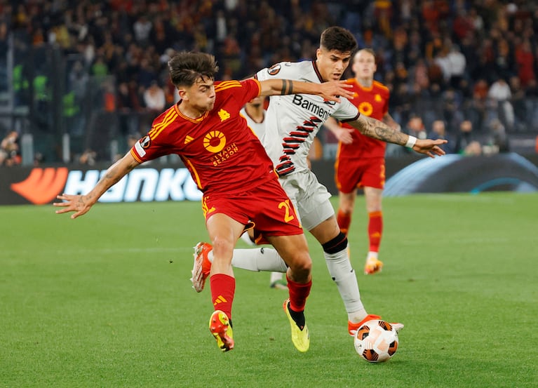 Soccer Football - Europa League - Semi Final - First Leg - AS Roma v Bayer Leverkusen - Stadio Olimpico, Rome, Italy - May 2, 2024  AS Roma's Paulo Dybala in action with Bayer Leverkusen's Piero Hincapie REUTERS/Ciro De Luca