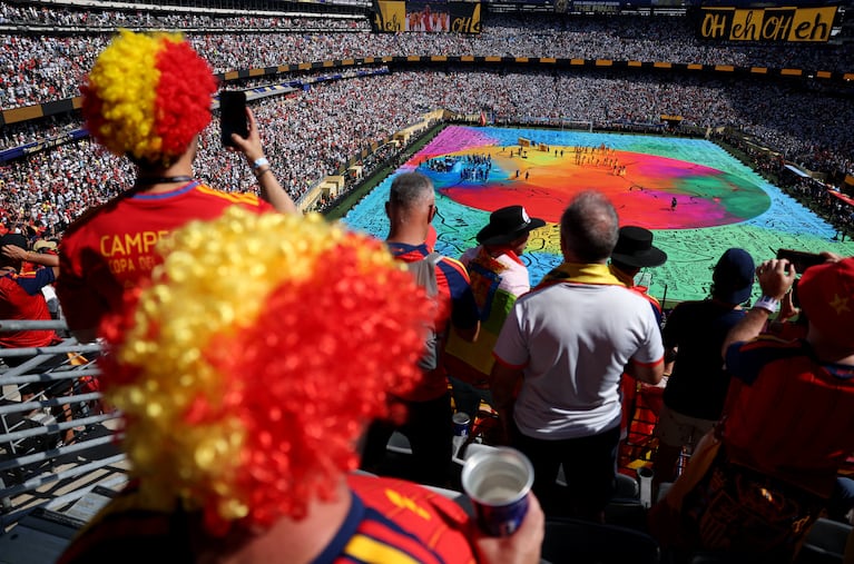 Soccer Football - FIFA World Cup 2026 - Final - Spain v Argentina - Halftime Show - New York/New Jersey Stadium, East Rutherford, New Jersey, U.S. - July 19, 2026 Spain fans watch on as Shakira and Burna Boy perform during the Halftime Show IMAGN IMAGES via Reuters/John Sibley