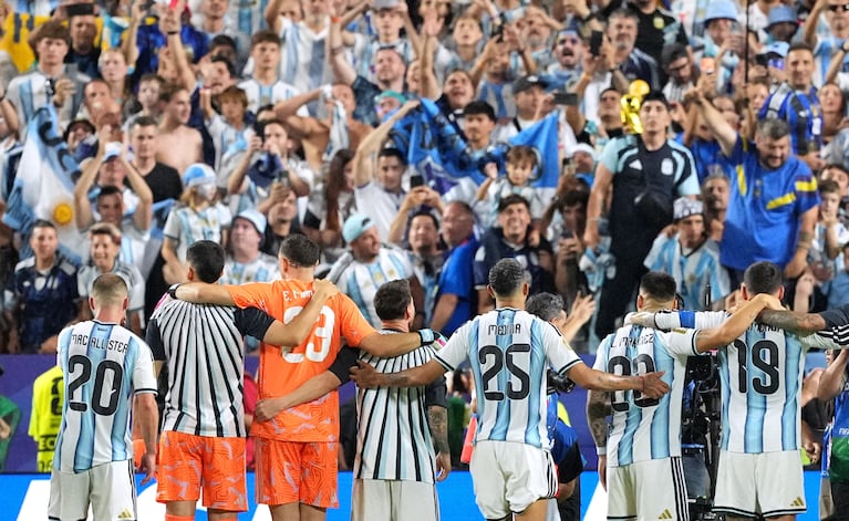 Soccer Football - FIFA World Cup 2026 - Group J - Argentina v Algeria - Kansas City Stadium, Kansas City, Missouri, U.S. - June 16, 2026 Argentina players celebrate after the match IMAGN IMAGES via Reuters/Denny Medley