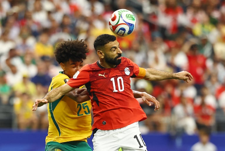 Soccer Football - FIFA World Cup 2026 - Round of 32 - Australia v Egypt - Dallas Stadium, Arlington, Texas, U.S. - July 3, 2026 Australia's Lucas Herrington in action with Egypt's Mohamed Salah REUTERS/Kai Pfaffenbach