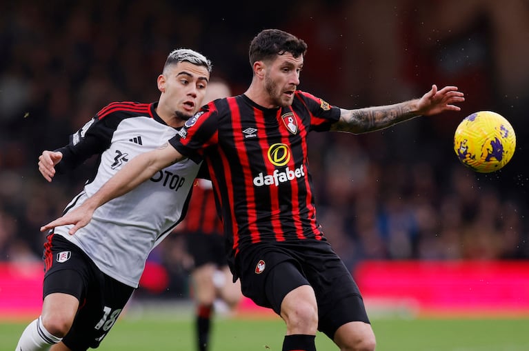 Soccer Football - Premier League - AFC Bournemouth v Fulham - Vitality Stadium, Bournemouth, Britain - December 26, 2023 AFC Bournemouth's Marcos Senesi in action with Fulham's Andreas Pereira Action Images via Reuters/Andrew Couldridge NO USE WITH UNAUTHORIZED AUDIO, VIDEO, DATA, FIXTURE LISTS, CLUB/LEAGUE LOGOS OR 'LIVE' SERVICES. ONLINE IN-MATCH USE LIMITED TO 45 IMAGES, NO VIDEO EMULATION. NO USE IN BETTING, GAMES OR SINGLE CLUB/LEAGUE/PLAYER PUBLICATIONS.