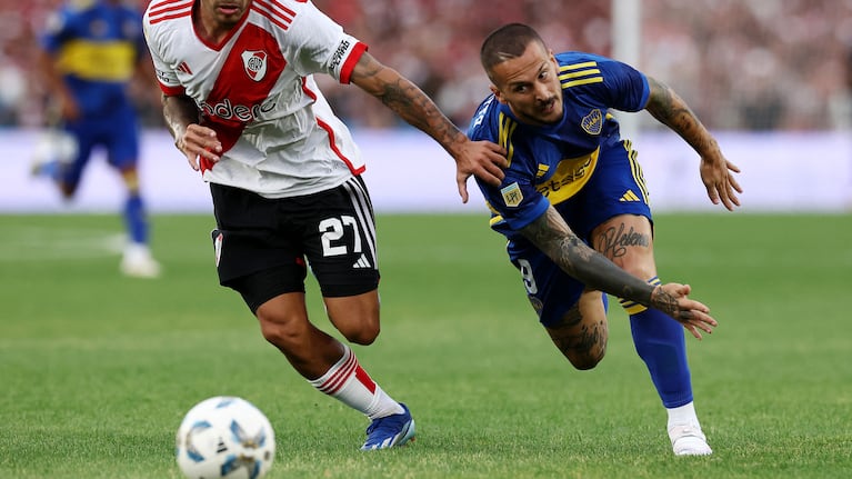 Soccer Football - Primera Division - River Plate v Boca Juniors - Estadio Mas Monumental, Buenos Aires, Argentina - February 25, 2024 River Plate's Agustin Sant'Anna in action with Boca Juniors' Dario Benedetto REUTERS/Agustin Marcarian