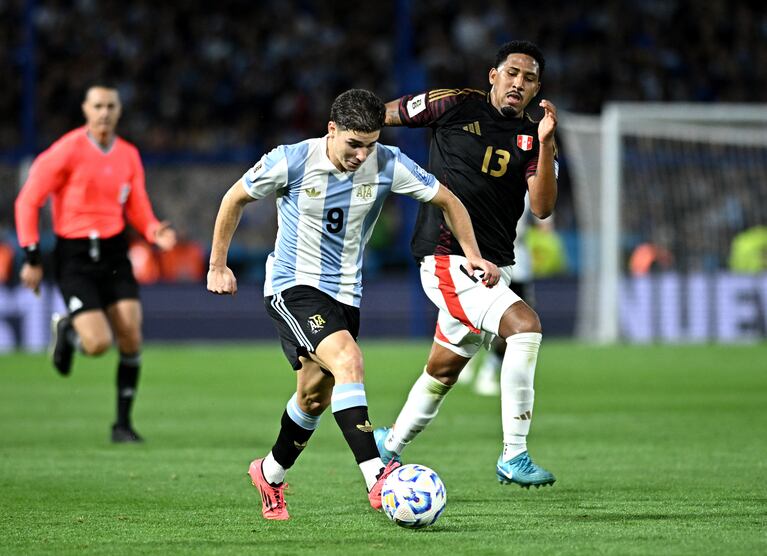 Soccer Football - World Cup - South American Qualifiers - Argentina v Peru - Estadio Mas Monumental, Buenos Aires, Argentina - November 19, 2024 Argentina's Julian Alvarez in action REUTERS/Rodrigo Valle