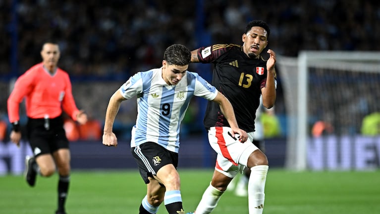Soccer Football - World Cup - South American Qualifiers - Argentina v Peru - Estadio Mas Monumental, Buenos Aires, Argentina - November 19, 2024 Argentina's Julian Alvarez in action REUTERS/Rodrigo Valle
