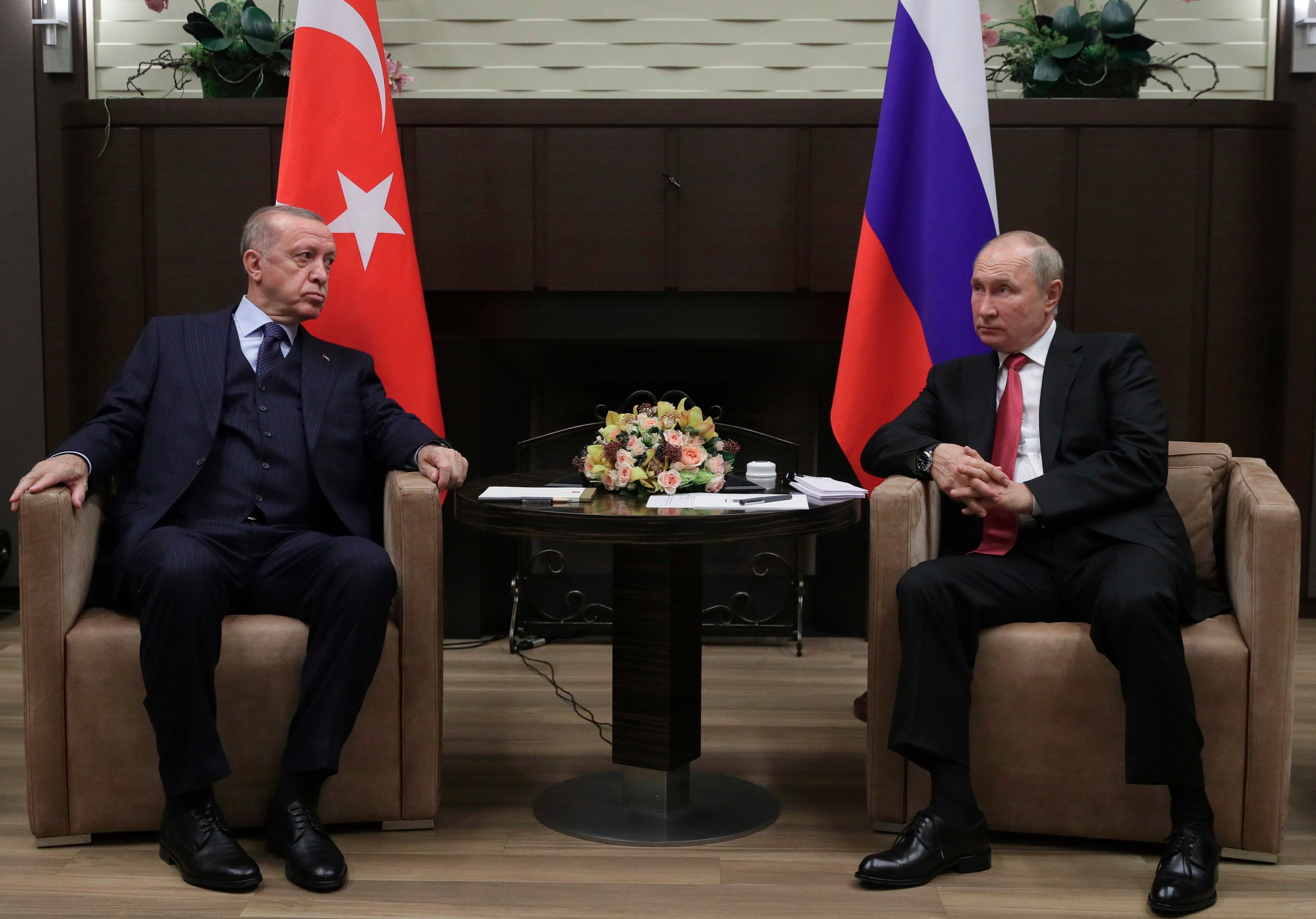 Sochi (Russian Federation), 28/09/2021.- Russian President Vladimir Putin (R) speaks with Turkish President Recep Tayyip Erdogan during their meeting at the Bocharov Ruchei residence in Sochi, Russia, 28 September 2021. According to Vladimir Putin, Russia and Turkey have not already compensated for all the losses in trade during the pandemic year and even increased it. The Russian President noted the successful cooperation of the two countries in Syria and Libya. Also, according to him, Turkey's influence on the situation contributes to reconciliation in Karabakh. (Libia, Rusia, Siria, Turquía) EFE/EPA/VLADIMIR SMIRNOV/ SPUTNIK / KREMLIN POOL MANDATORY CREDIT
