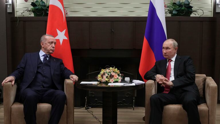 Sochi (Russian Federation), 28/09/2021.- Russian President Vladimir Putin (R) speaks with Turkish President Recep Tayyip Erdogan during their meeting at the Bocharov Ruchei residence in Sochi, Russia, 28 September 2021. According to Vladimir Putin, Russia and Turkey have not already compensated for all the losses in trade during the pandemic year and even increased it. The Russian President noted the successful cooperation of the two countries in Syria and Libya. Also, according to him, Turkey's influence on the situation contributes to reconciliation in Karabakh. (Libia, Rusia, Siria, Turquía) EFE/EPA/VLADIMIR SMIRNOV/ SPUTNIK / KREMLIN POOL MANDATORY CREDIT
