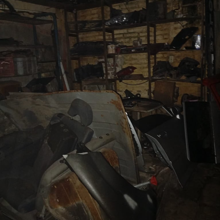 Sofocaron un incendio y encontraron un desarmadero.