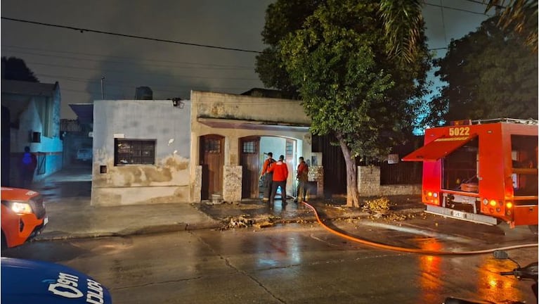 Sofocaron un incendio y encontraron un desarmadero.