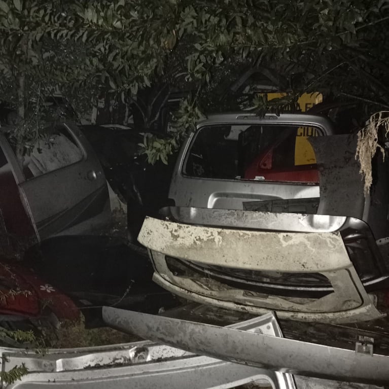 Sofocaron un incendio y encontraron un desarmadero.