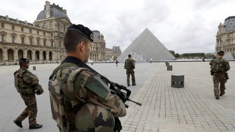 Soldados custodian la zona del Museo de Louvre. 