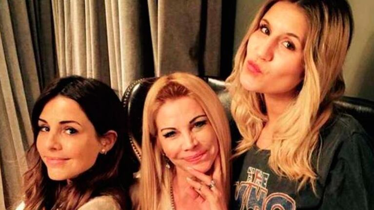 Soledad Aquino junto a sus hijas Candelaria y Micaela Tinelli.