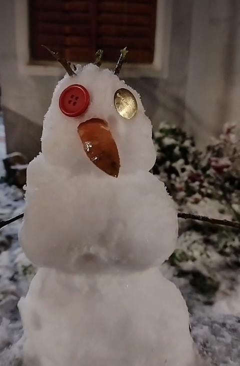 Soledad Campos armó el muñeco de nieve en barrio San Roque.