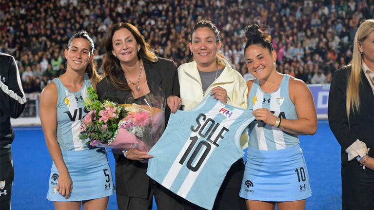 Soledad Garcia y Luciana Aymar reconocidas por Las Leonas en Córdoba.