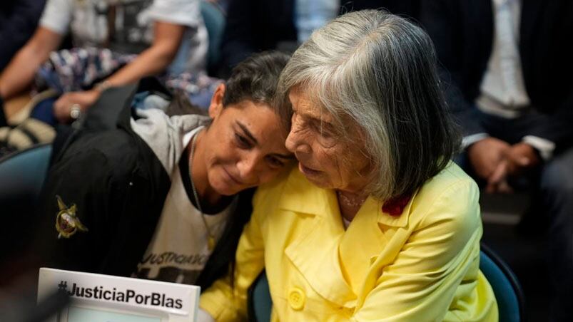 Soledad Laciar junto a Sonia Torres en la sala de audiencia. Foto: Lucho Casalla / ElDoce.