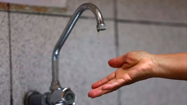 Solicitan a los clientes afectados restringir el uso del agua.