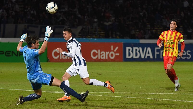 Solís la picó por arriba del arquero para el 1-0. Foto: Lucio Casalla / ElDoce.tv.