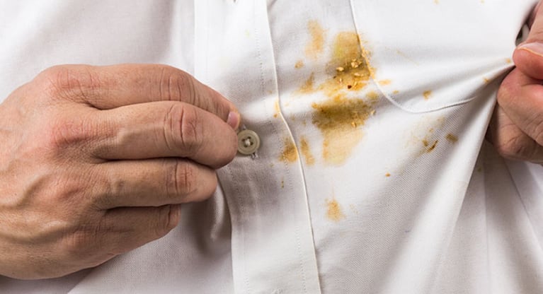 Solo dos ingredientes: el producto casero más efectivo para sacar manchas imposibles de la ropa