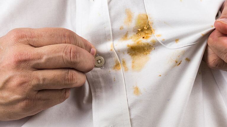 Solo dos ingredientes: el producto casero más efectivo para sacar manchas imposibles de la ropa