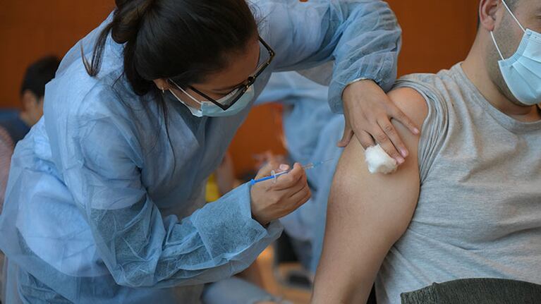 Solo una de cada 1.000 dosis tuvo efectos adversos: cuáles son según cada vacuna