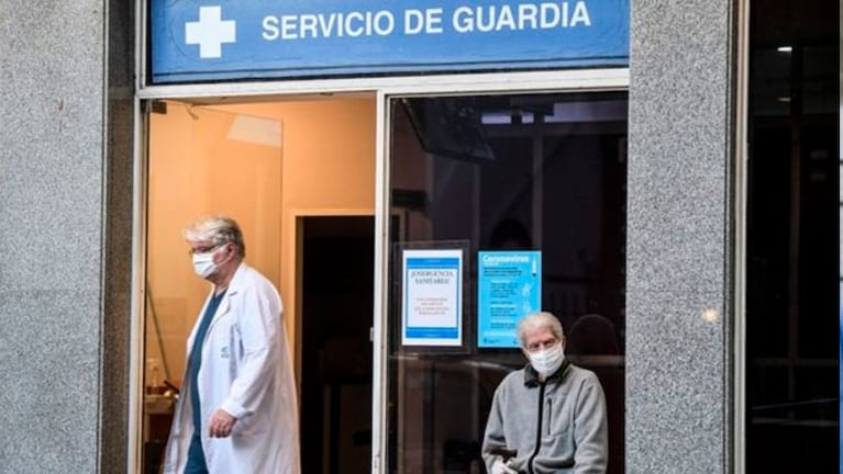 Son 131 las víctimas por coronavirus: murieron un enfermero y un joven de 27 años