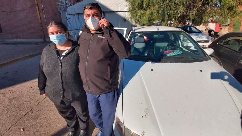 Son de Salsipuedes y, para no gastar en nafta, duermen en un Fiat Palio afuera del Hospital de Niños.