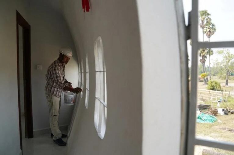 Soñaba con volar y terminó construyéndose una “casa avión”