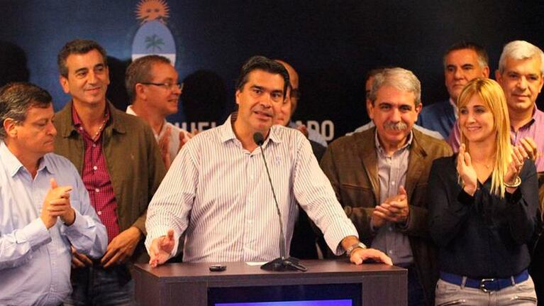 Sonrió “Coqui”. Capitanich celebró la victoria y saludó a Cristina. Foto: Télam.