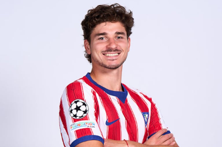 ¿Sonrisa forzada? Las fotos de Julián Álvarez con el Atlético en la previa de la Champions