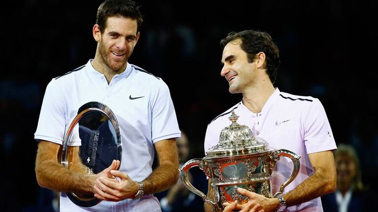 Sonrisas y amistad entre Del Potro y Federer durante la premiación. Foto: Reuters.