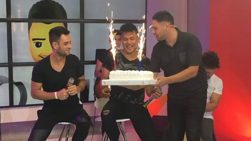 ¡Soplaron velitas! Los cantantes lo celebraron en nuestros estudios.