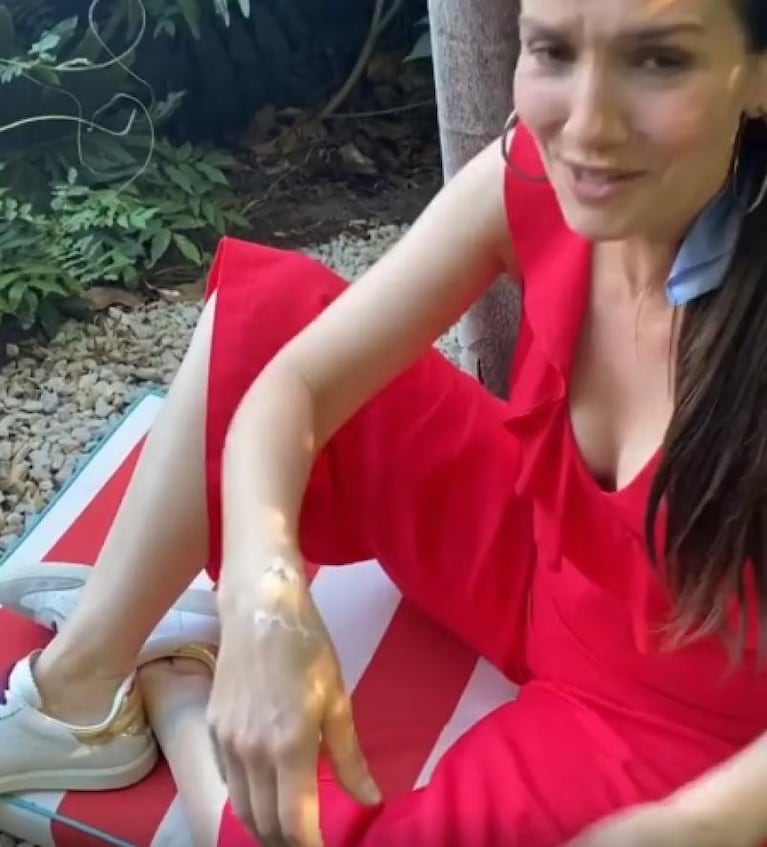 Sorpresa del cielo: Natalia Oreiro hacía una sesión de fotos y un pájaro le hizo caca encima