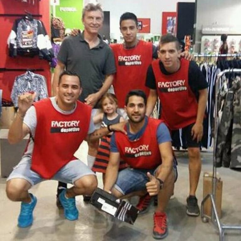 Sorpresa en el local: Macri entró y compró botines