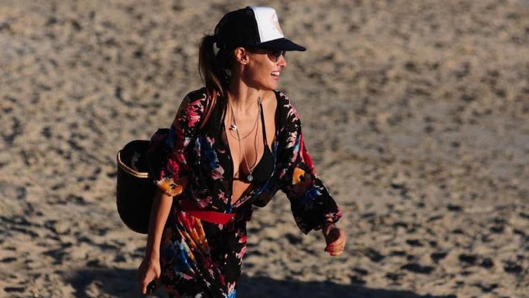 ¿Sos vos Pampita? La diosa que la rompe al fútbol en la playa