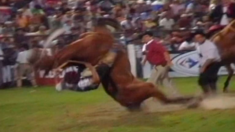 Spíndola también fue aplastado por su caballo. / Foto: Captura de video archivo ElDoce.tv
