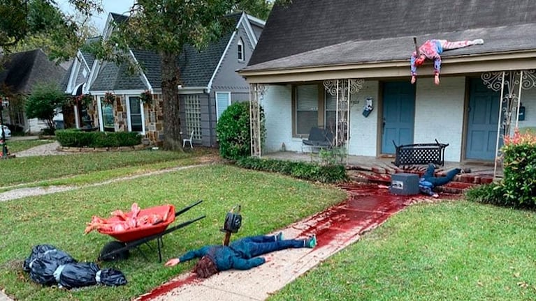 Steven Novak alarmó a los vecinos con su baño de sangre en la entrada de la casa.
