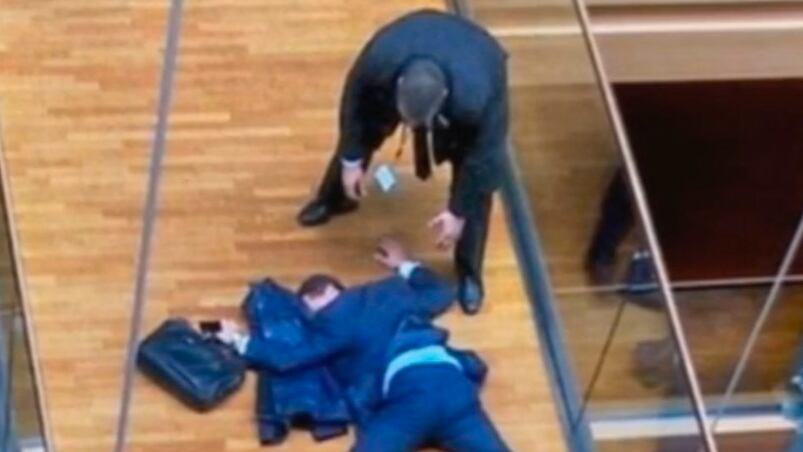 Steven Woolfe quedó tirado en el piso.