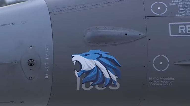 Sticker en la presentación de F 16.