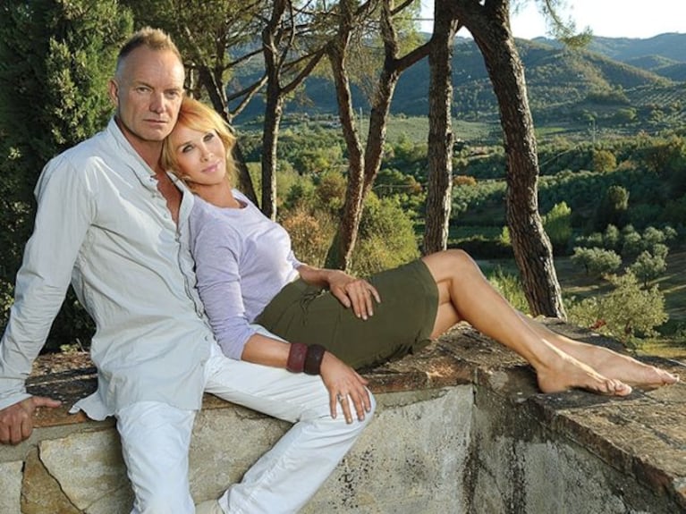 Sting y su mujer, en los campos de su bodega en La Toscana.