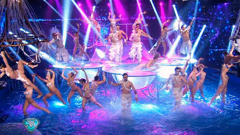 Stravaganza copó las piletas para el inicio del aquadance.