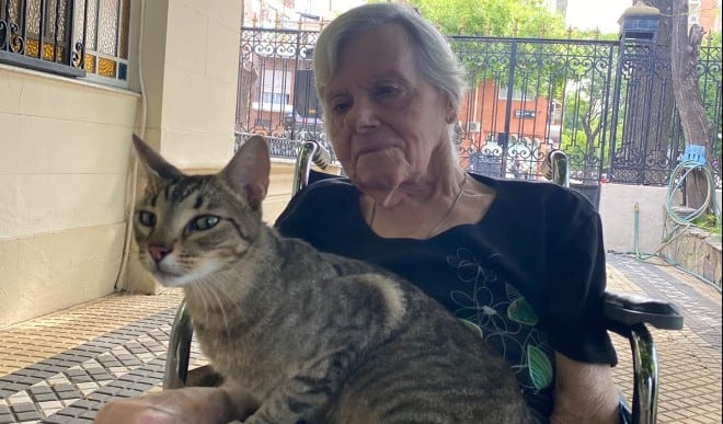 Su abuela le decía que dormía con un “gatito”, no le creyó y lo que descubrió la dejó en shock