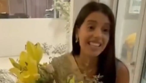 Su amiga “milipili” se recibió y un error con el ramo que le regalaron la descolocó: el video viral